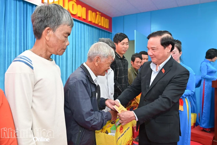 Phó Chủ tịch Quốc hội Nguyễn Khắc Định thăm, tặng quà cho người lao động có hoàn cảnh khó khăn tại Khánh Hòa