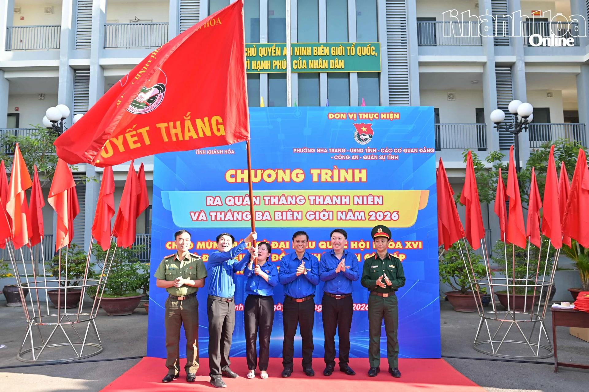 Lãnh đạo Tỉnh đoàn trao cờ quyết thắng thực hiện nhiệm vụ Tháng Thanh niên và Tháng Ba biên giới cho các đơn vị.