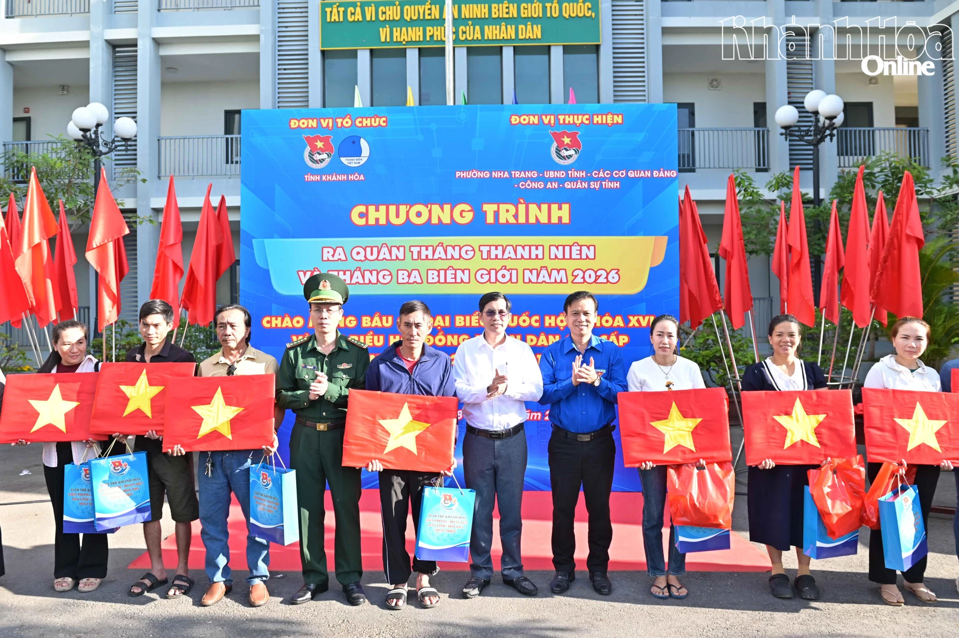 Các đại biểu trao túi an sinh và cờ Tổ quốc cho ngư dân.