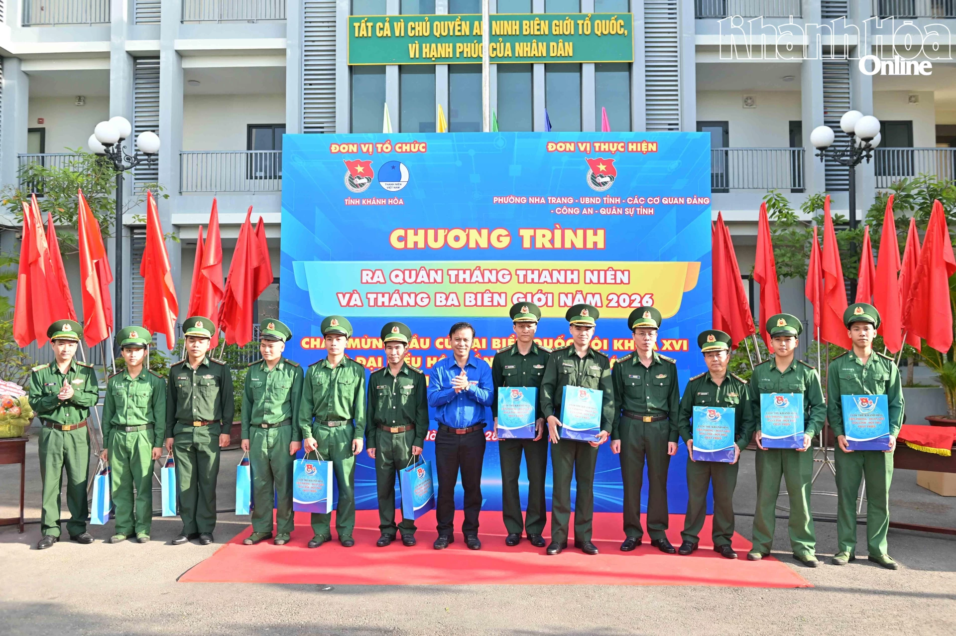 Trao quà cho cán bộ, chiến sĩ biên phòng có hoàn cảnh khó khăn.