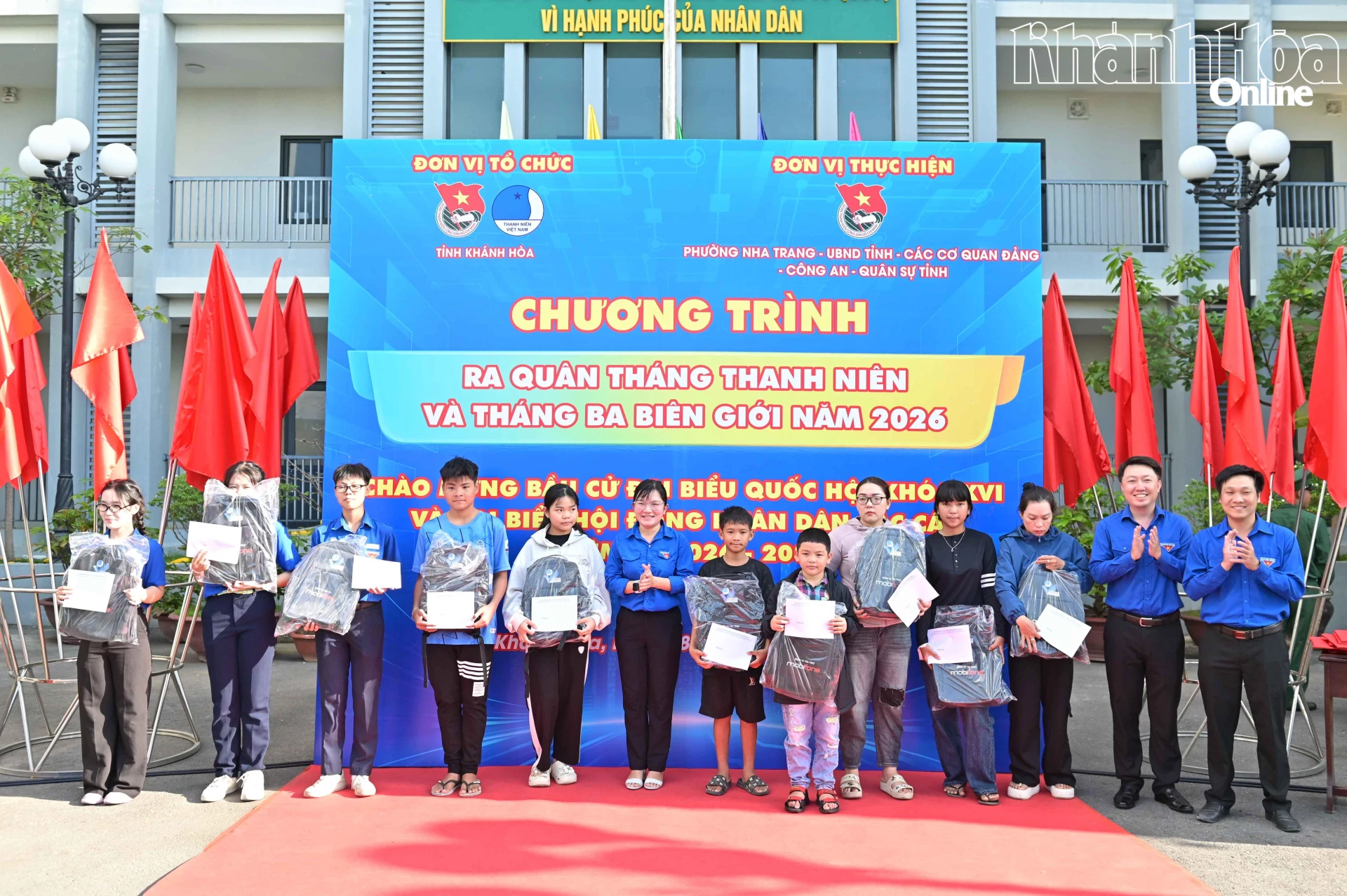 Các đơn vị trao quà cho các học sinh vượt khó học giỏi.