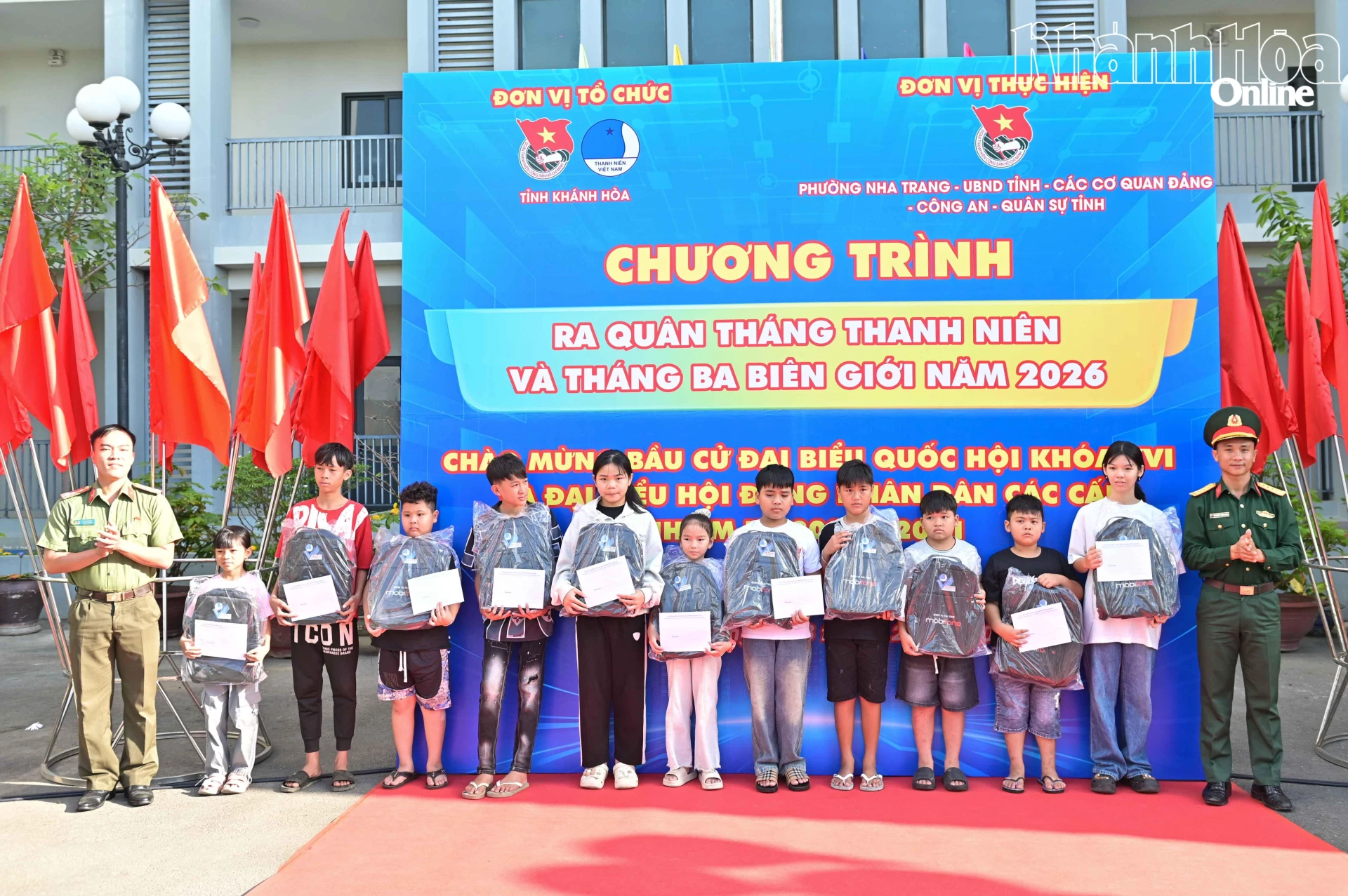 Các đơn vị trao quà cho các học sinh vượt khó học giỏi.