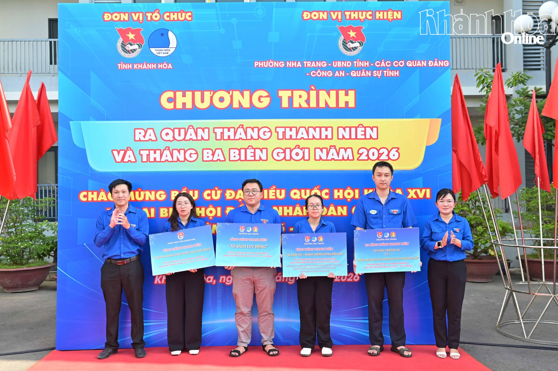 Đoàn phường Nha Trang trao bảng thực hiện nhiệm vụ Tháng Thanh niên cho các cơ sở đoàn trực thuộc.