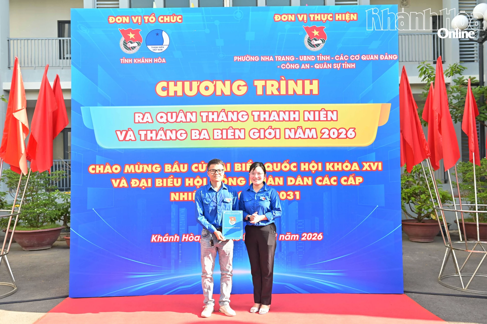 Ban Thường vụ Đoàn phường Nha Trang công bố và trao quyết định thành lập Chi đoàn doanh nghiệp ngoài nhà nước.