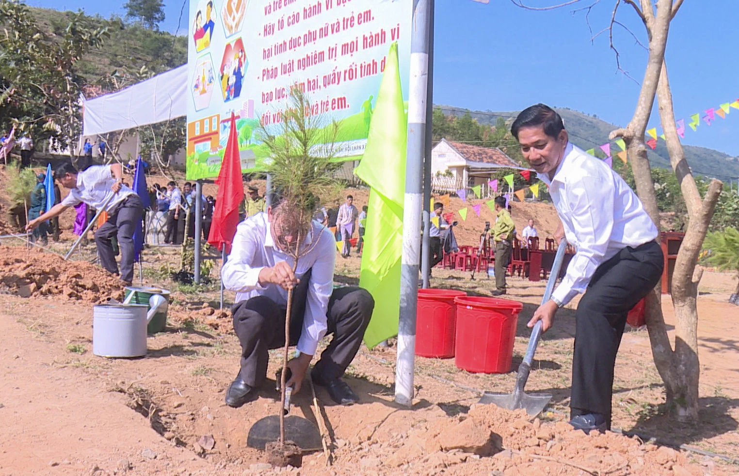 Lãnh đạo xã Đông Khánh Sơn trồng cây