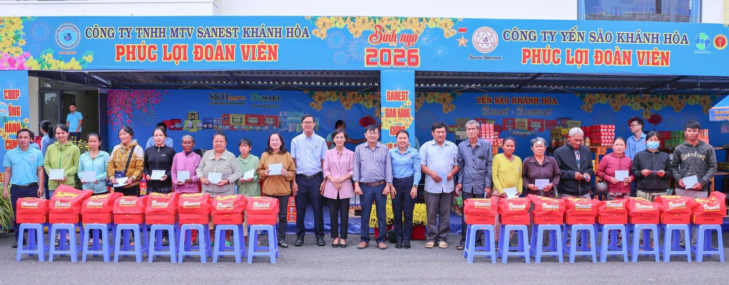 Lãnh đạo Mặt trận xã Nam Cam Ranh và Công ty Cổ phần Nước Giải khát Sanest Khánh Hòa tặng quà cho các hộ dân.