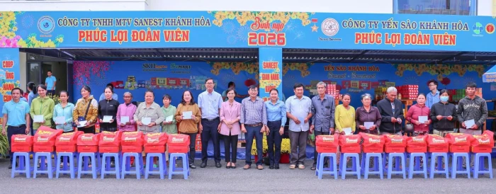 Trao 100 suất quà Tết cho hộ nghèo xã Nam Cam Ranh 