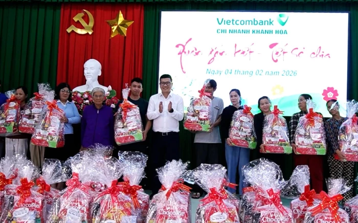 Chương trình “Xuân gắn kết - Tết sẻ chia” tặng 100 phần quà Tết cho người dân có hoàn cảnh khó khăn ở xã Vạn Ninh