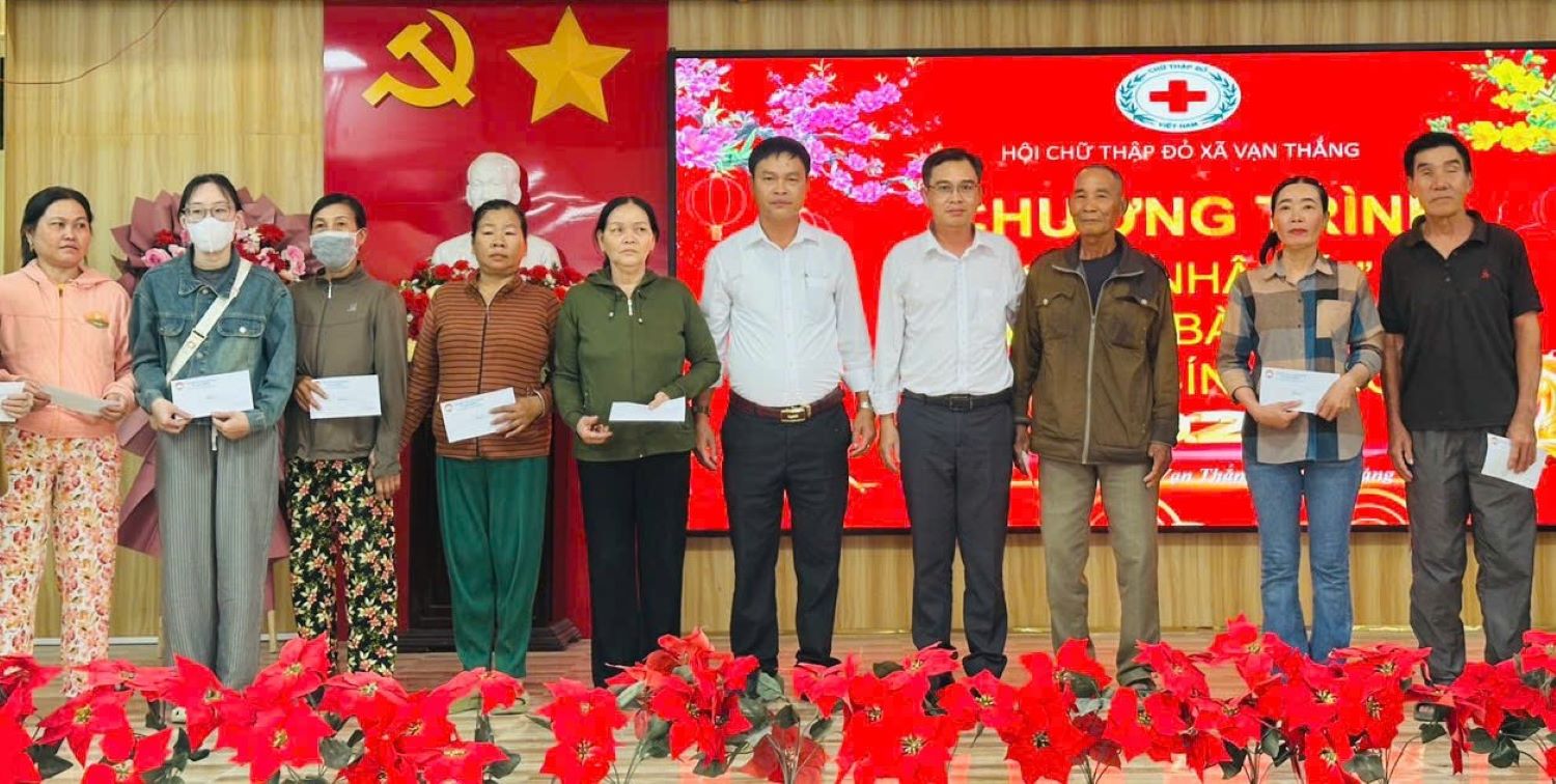 Tặng quà cho các hộ dân có hoàn cảnh khó khăn.