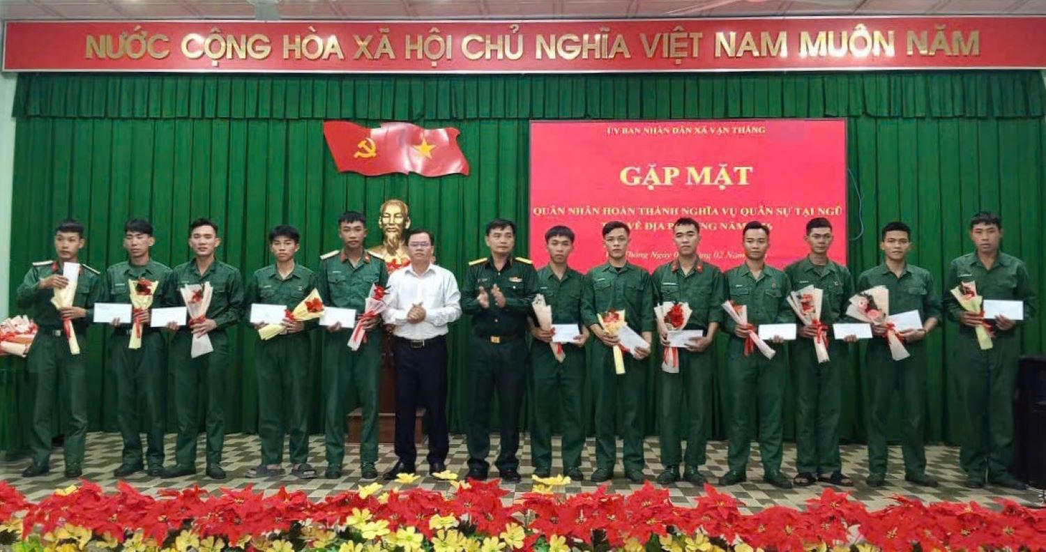 Lãnh đạo xã Vạn Thắng trao quà Tết cho các quân nhân xuất ngũ trở về địa phương.