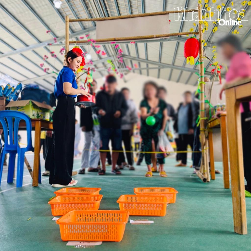 Các bệnh nhân Bệnh viện Chuyên khoa Tâm thần tham gia trò chơi ném bóng.