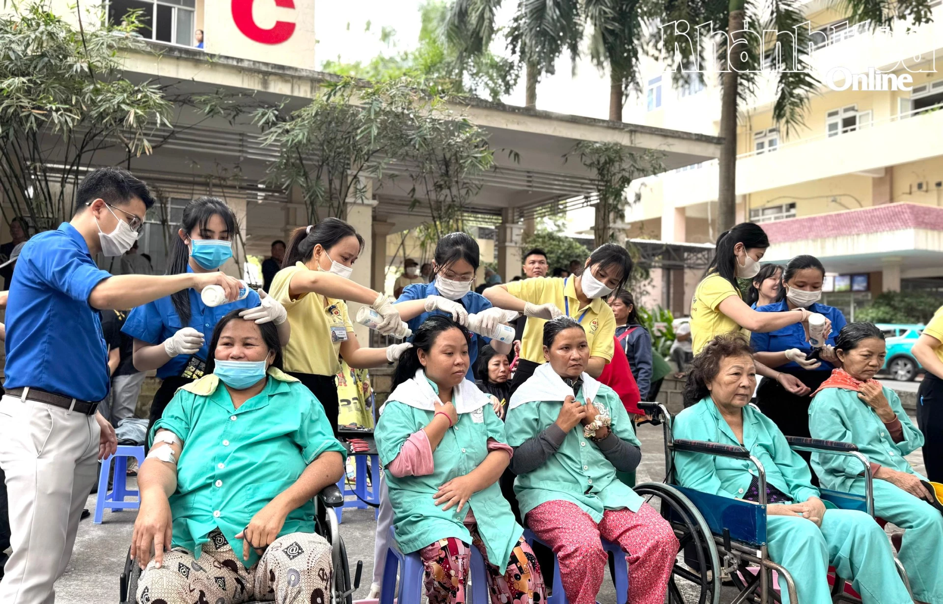 Đoàn viên, thanh niên và nhân viên Phòng Công tác xã hội, Bệnh viện Đa khoa Khánh Hòa gội đầu cho bệnh nhân.