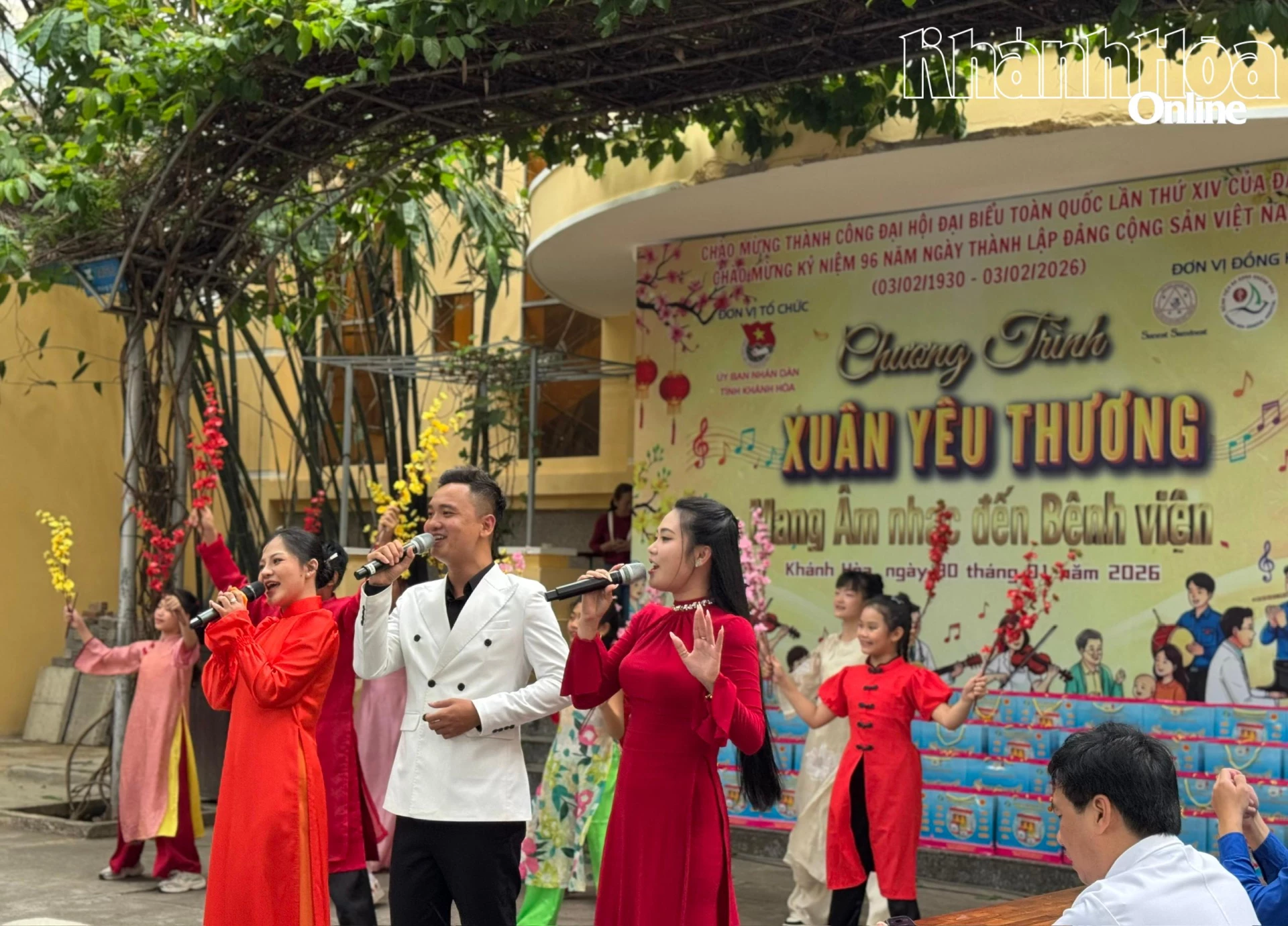 Một tiết mục trong chương trình Xuân yêu thương - Mang âm nhạc đến bệnh viện tại Bệnh viện Đa khoa Khánh Hòa.