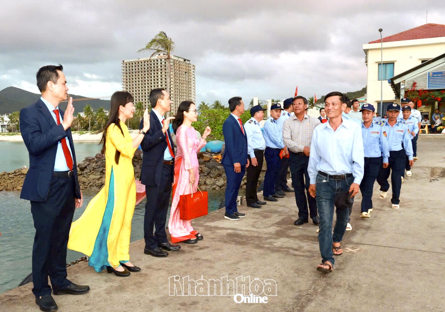 Ban lãnh đạo Công ty Yến sào Khánh Hòa tạm biệt lực lượng bảo vệ ra làm nhiệm vụ tại các đảo yến.