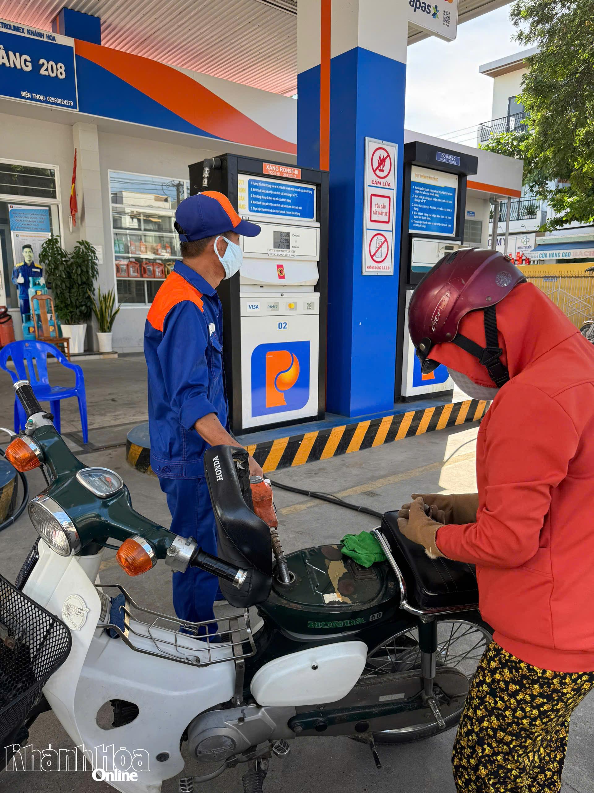 Người dân đổ xăng tại một cây xăng ở phường Bảo An.