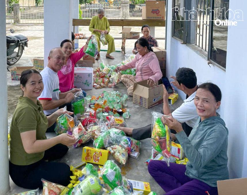 Các thành viên Câu lạc bộ Phụ nữ tôn giáo tại thôn Nghĩa Nam tham gia hoạt động tại địa phương.