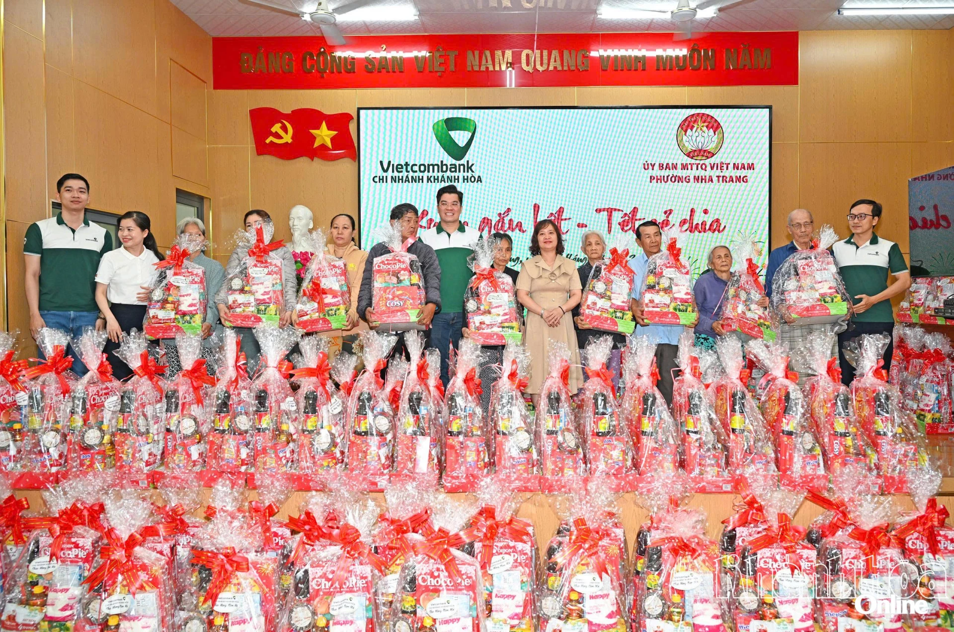 Vietcombank mang yêu thương đến với người nghèo - Báo Khánh Hòa