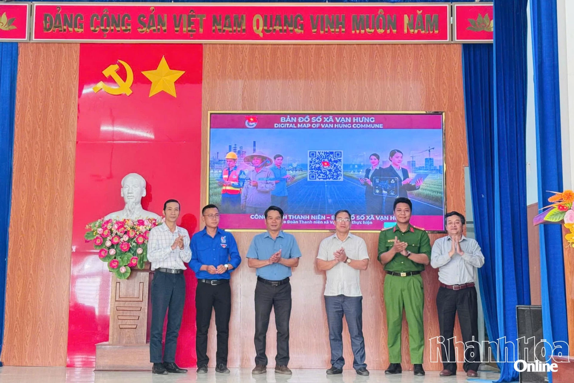 Các đại biểu ra mắt công trình thanh niên “Phủ xanh số Vạn Hưng”.