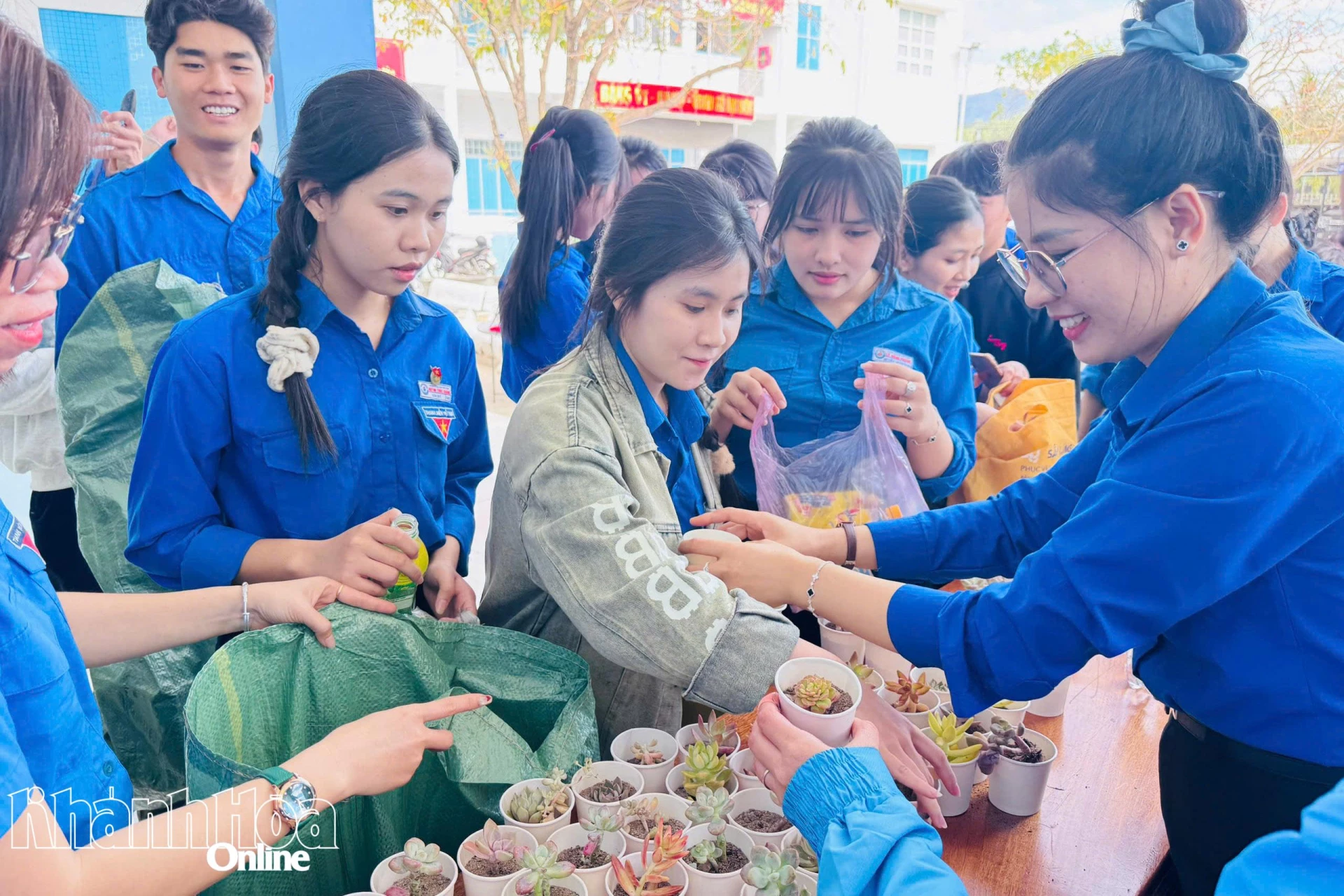 Các đoàn viên, thanh niên tham gia chương trình “Đổi rác thải nhựa lấy cây xanh”.
