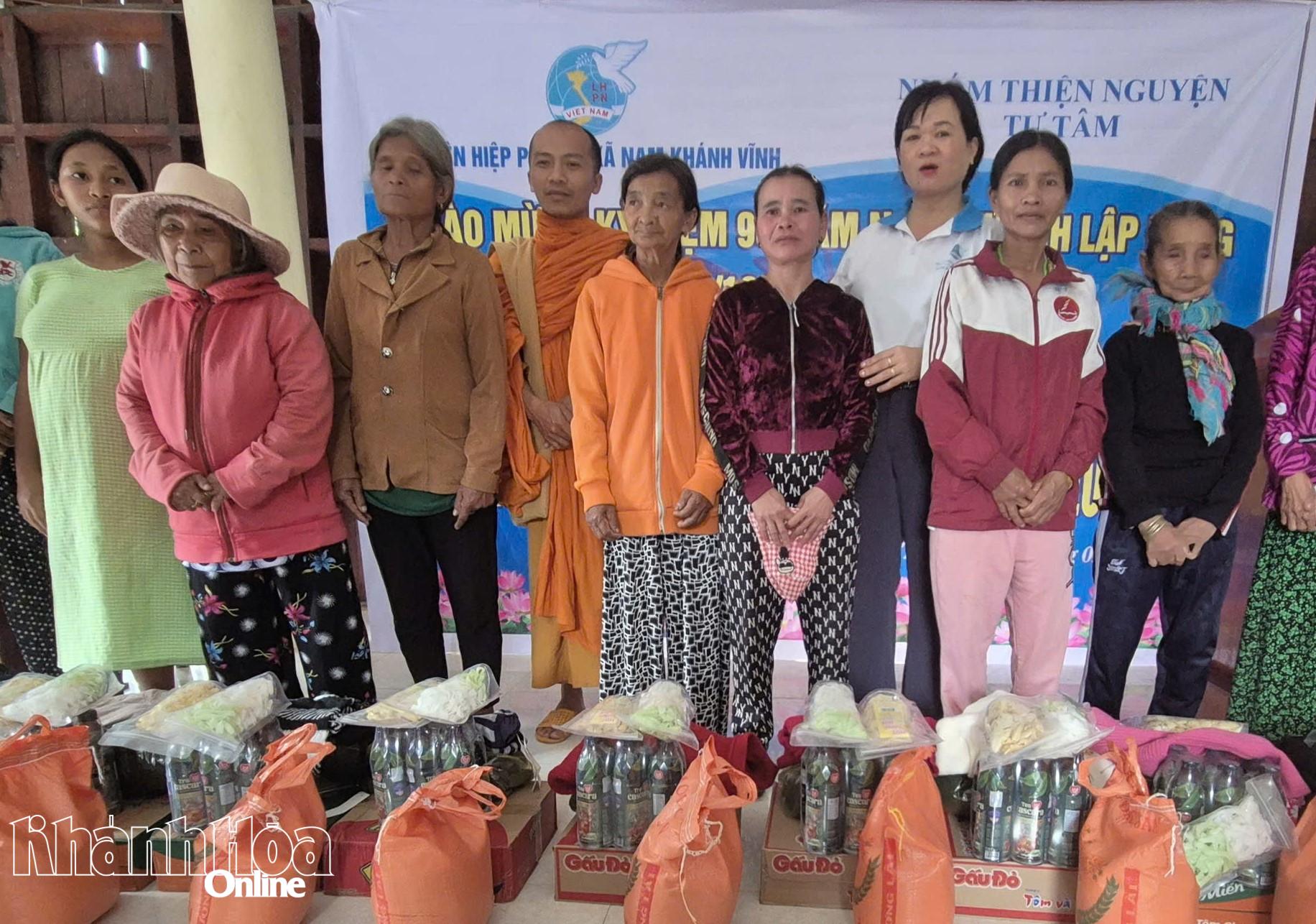 Ban tổ chức tặng quà Tết cho các phụ nữ có hoàn cảnh khó khăn.