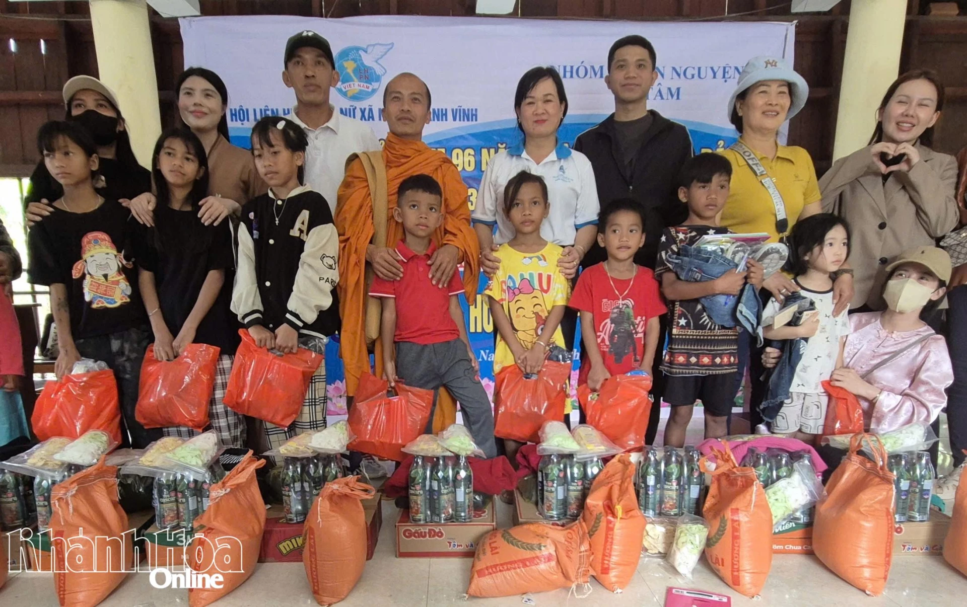 Ban tổ chức tặng quà Tết cho trẻ em có hoàn cảnh khó khăn.