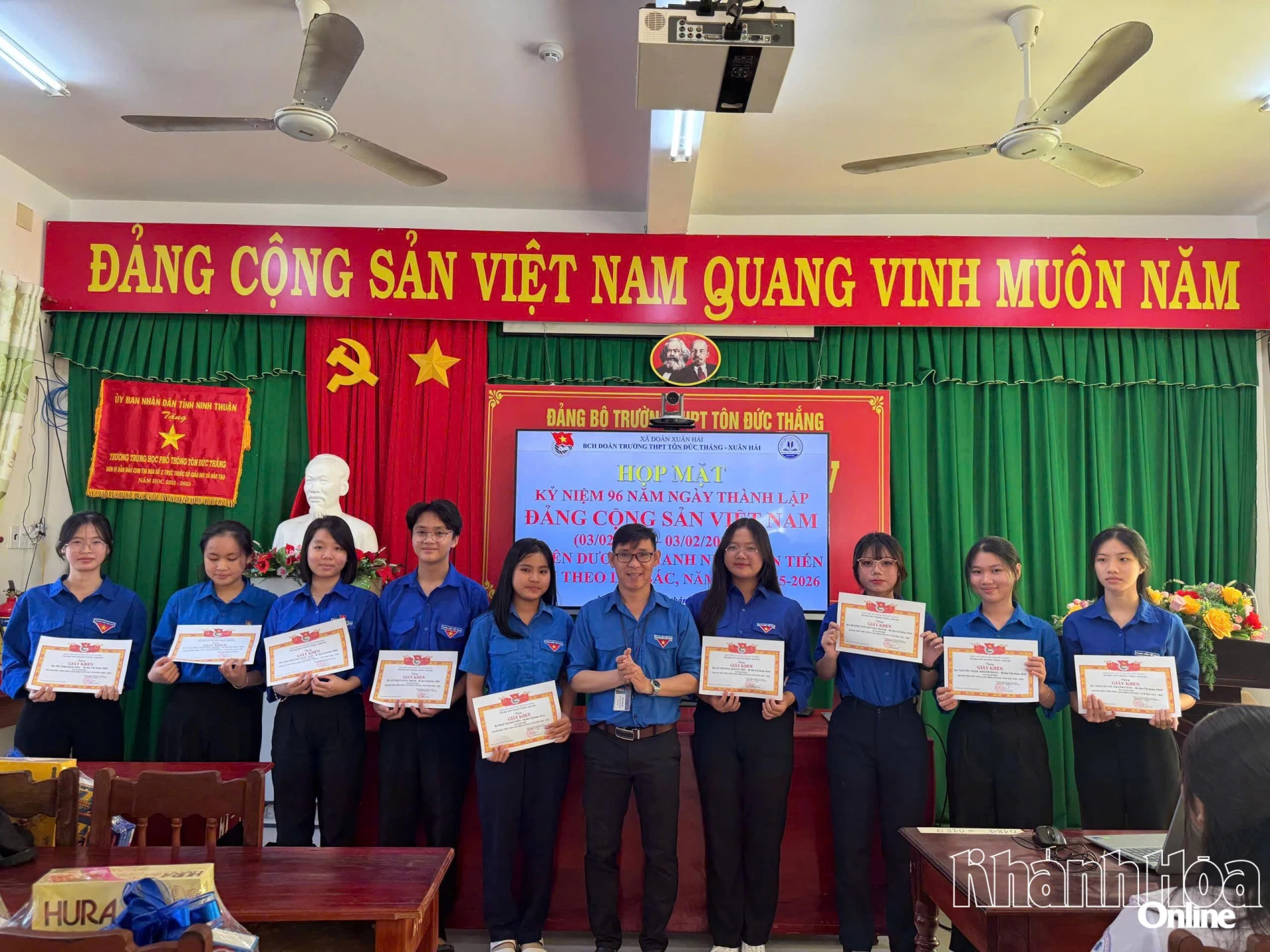 Họp mặt ôn lại truyền thống thành lập Đảng và trao giấy khen Thanh niên tiên tiến làm theo lời Bác.