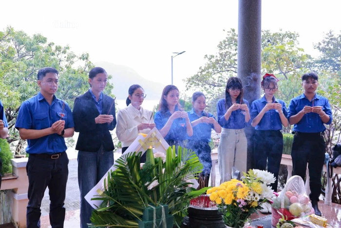 Đảng viên, học sinh, sinh viên Trường Cao đẳng Du lịch Nha Trang tìm hiểu lịch sử tại Địa điểm lưu niệm Tàu C235