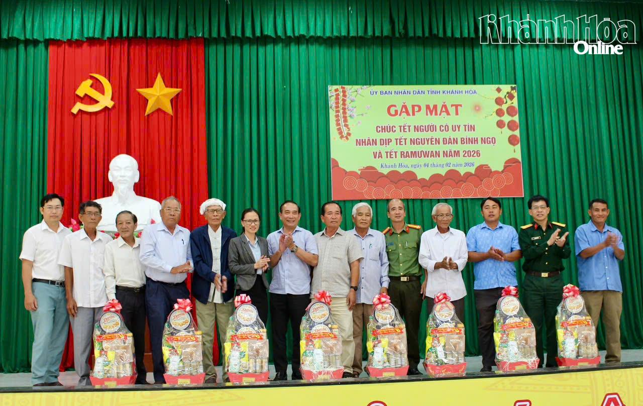 Ban tổ chức trao quà cho người có uy tín trong đồng bào dân tộc thiểu số.