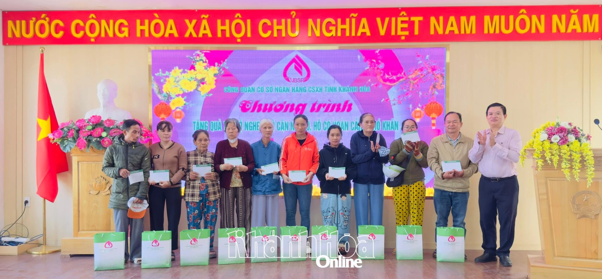 Đại diện Công đoàn cơ sở Ngân hàng Chính sách xã hội tỉnh trao quà cho người dân xã Diên Khánh.