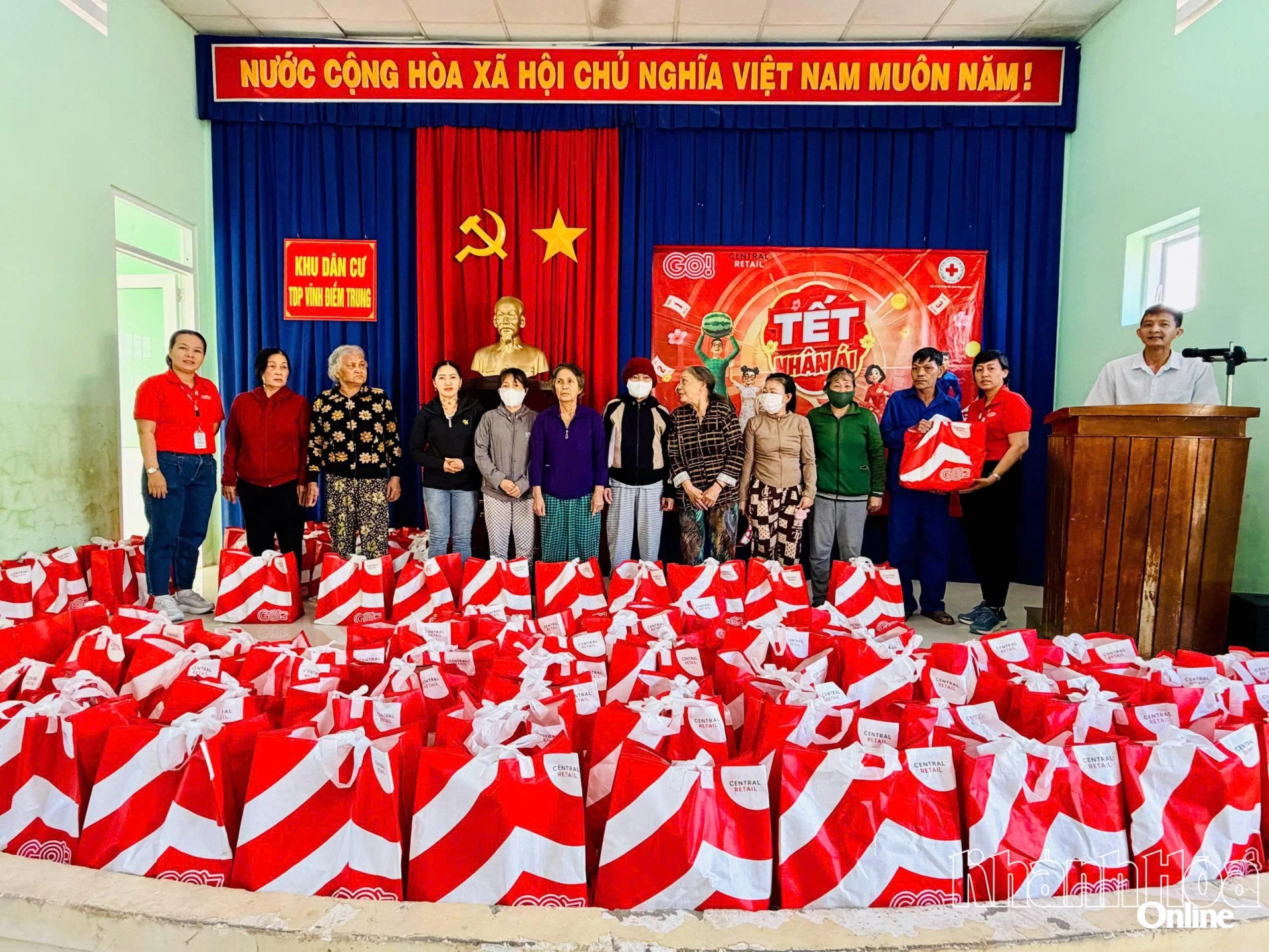 Đại diện Siêu thị GO! Nha Trang trao quà cho các hộ dân.