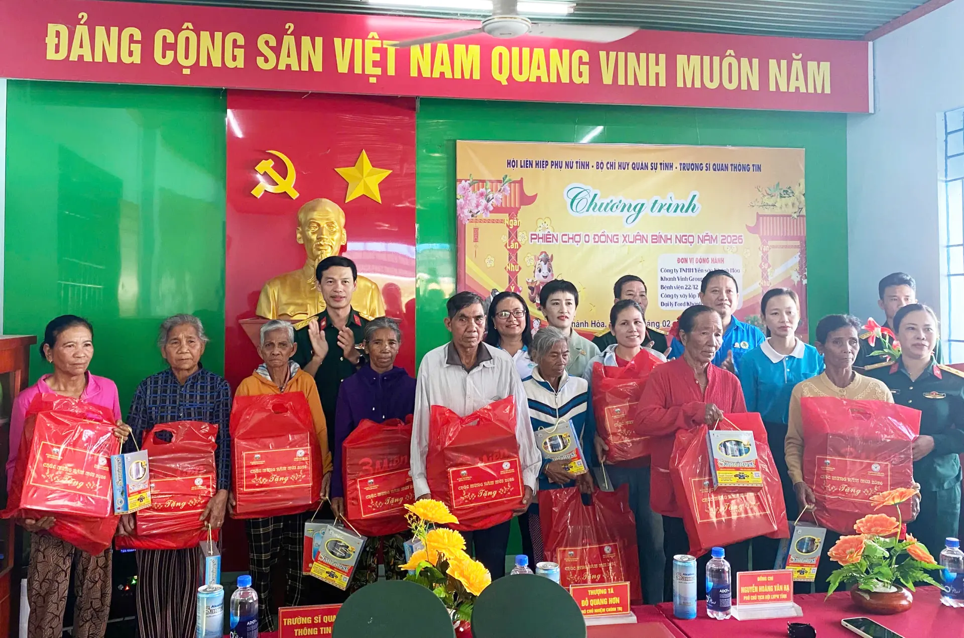 Trao quà Tết cho các hộ có hoàn cảnh khó khăn, gia đình chính sách.