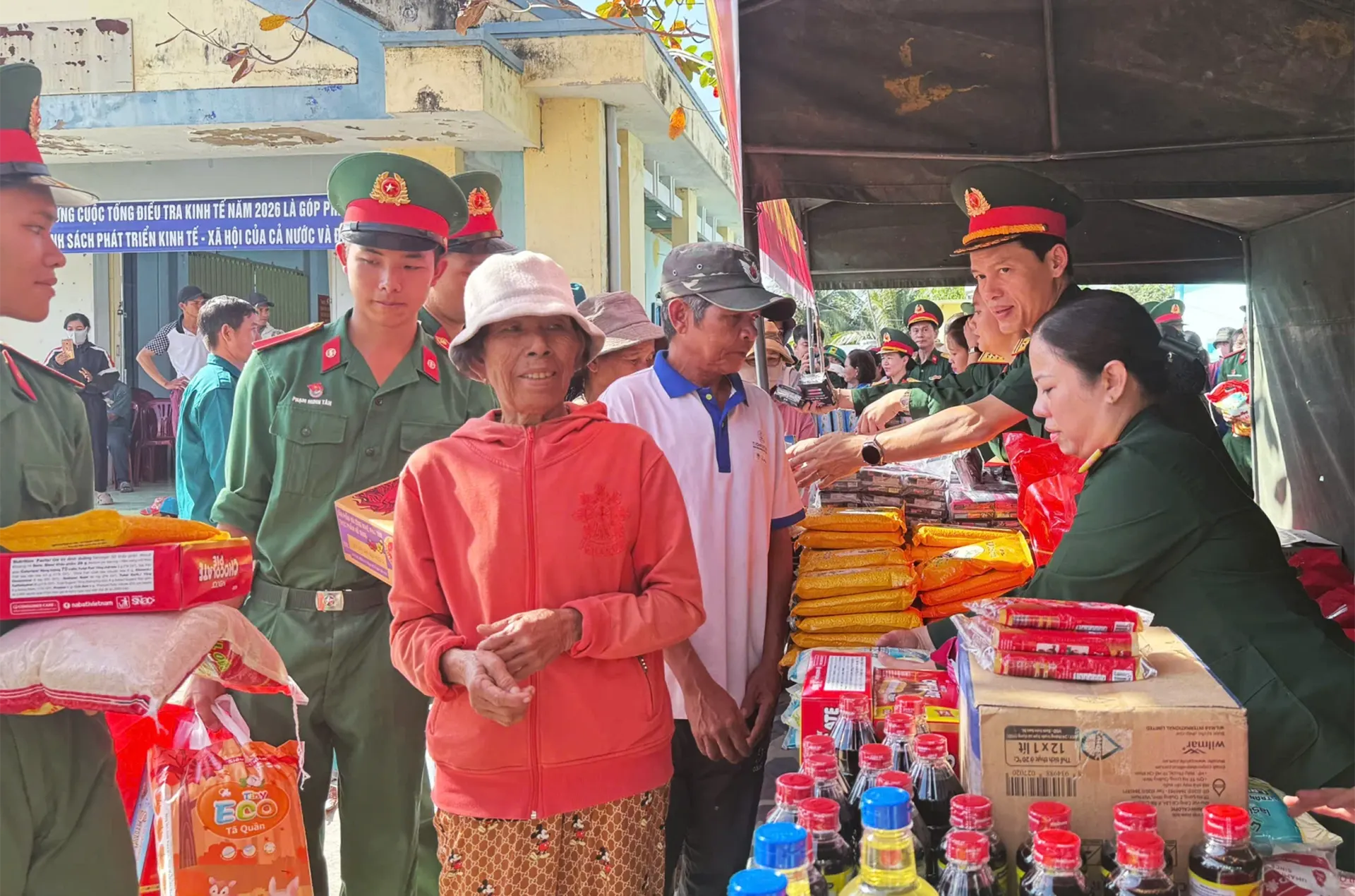 Bộ Chỉ huy Quân sự tỉnh phối hợp tổ chức chương trình Phiên chợ 0 đồng - Ấm tình quân dân. 