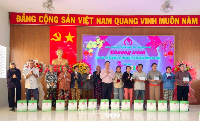 Công đoàn cơ sở Ngân hàng Chính sách xã hội tỉnh tặng quà Tết cho hộ nghèo, gia đình có hoàn cảnh khó khăn