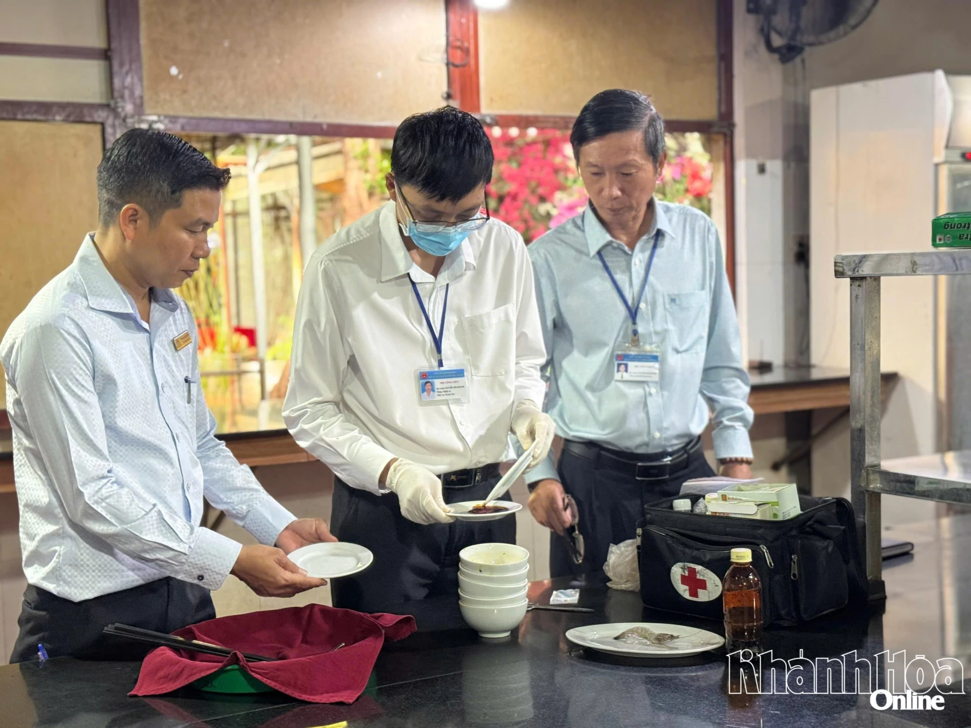 Đoàn kiểm tra thực hiện xét nghiệm nhanh một số dụng cụ đựng thức ăn tại Nhà hàng An Việt Thôn, phường Nha Trang.