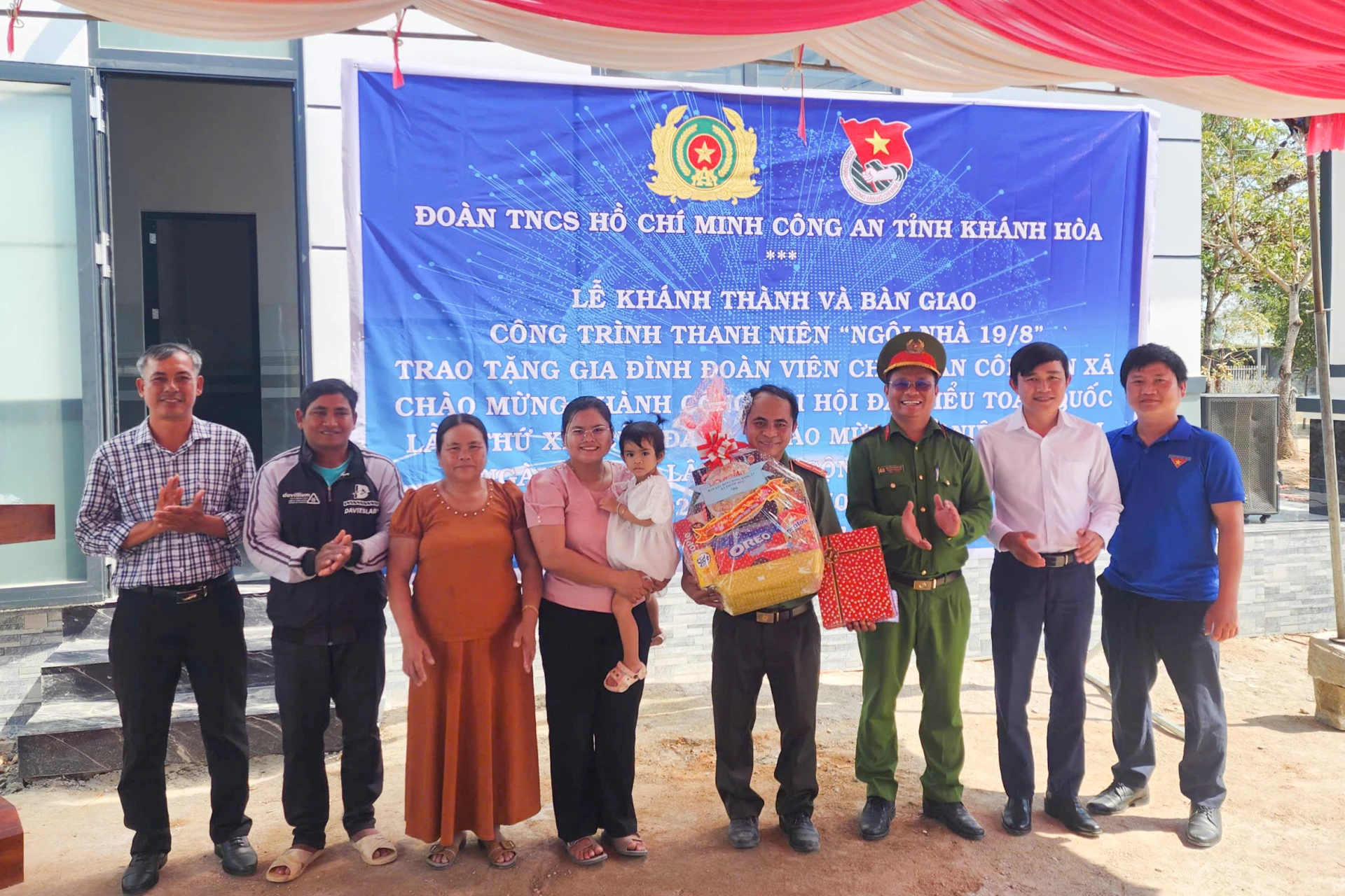 Tặng các phần quà đến gia đình nhân dịp Tết Bính Ngọ 2026.