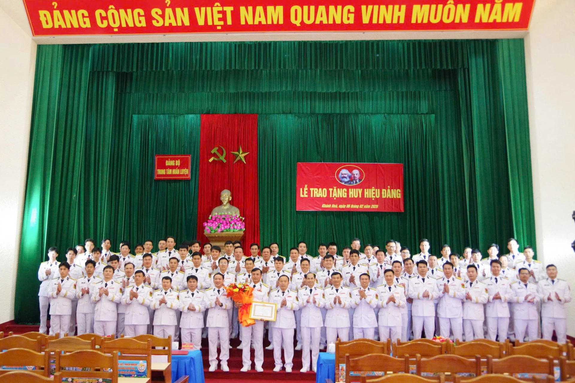 Cán bộ, đảng viên trung tâm chụp hình lưu niệm cùng đảng viên nhận Huy hiệu 30 năm tuổi Đảng.