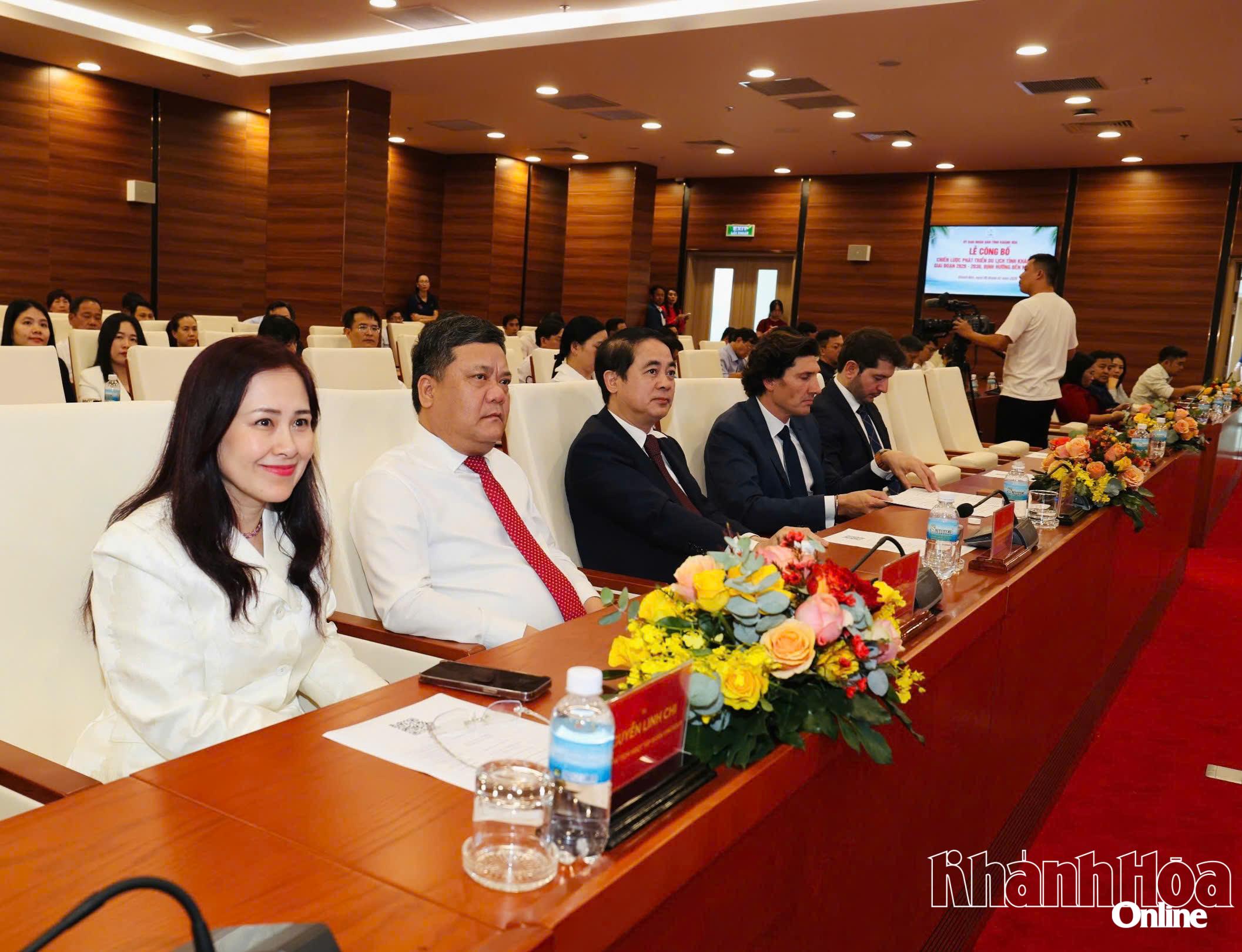 Bí thư Tỉnh ủy Nghiêm Xuân Thành, Chủ tịch UBND tỉnh Trần Phong cùng đại biểu dự lễ công bố.