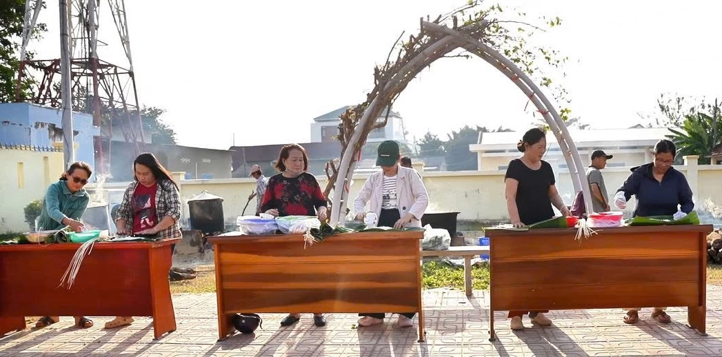 Các đội tham gia cuộc thi gói bánh tét.