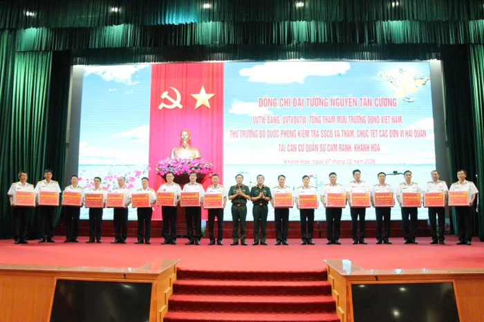 Đại tướng Nguyễn Tân Cương kiểm tra, chúc Tết các đơn vị Hải quân tại Căn cứ quân sự Cam Ranh