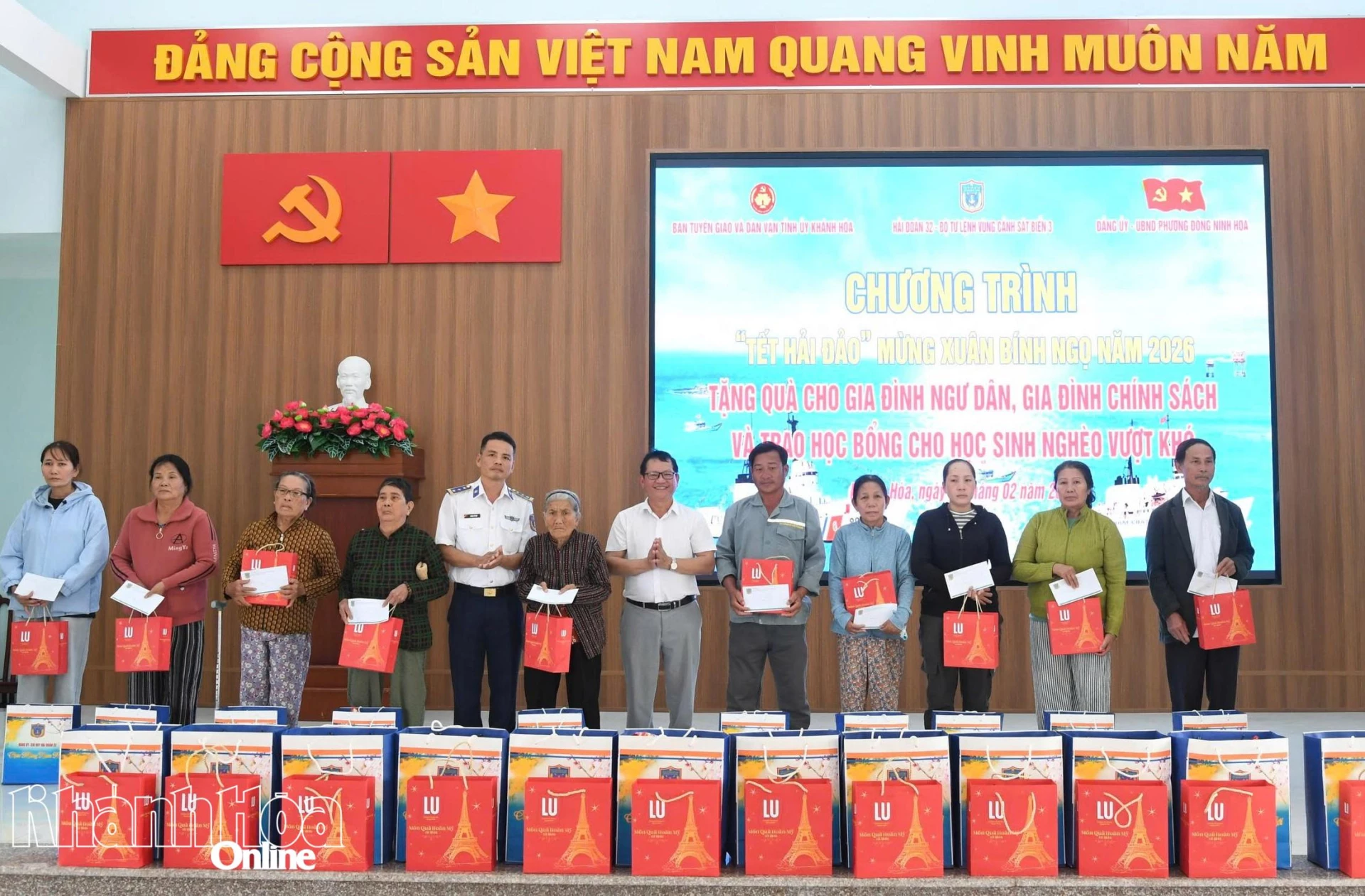 Đại diện các đơn vị tặng quà cho các gia đình có hoàn cảnh khó khăn.