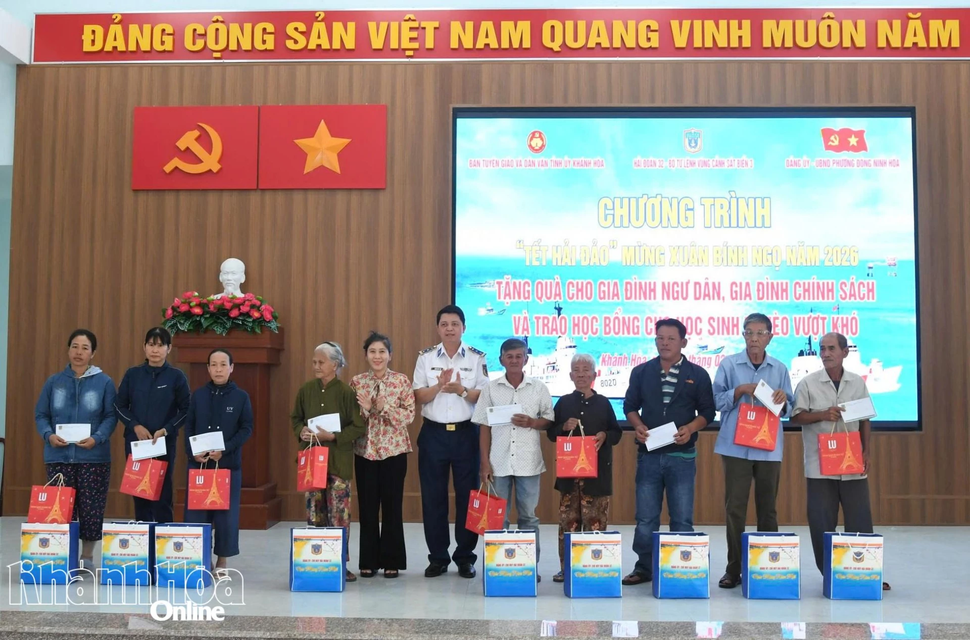 Lãnh đạo Hải đoàn Cảnh sát biển 32 tặng quà cho các gia đình chính sách.