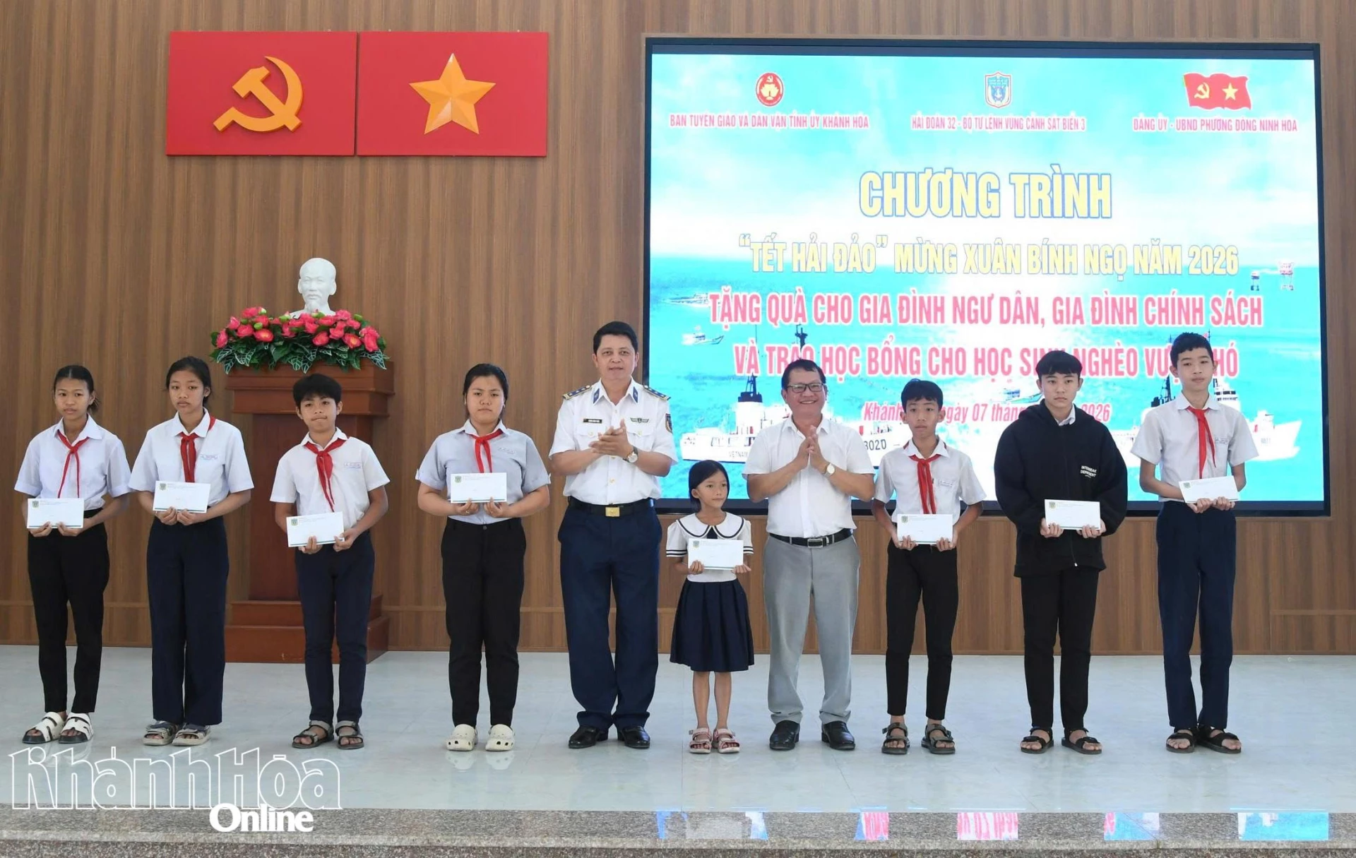 Lãnh đạo đơn vị trao học bổng cho các em học sinh.