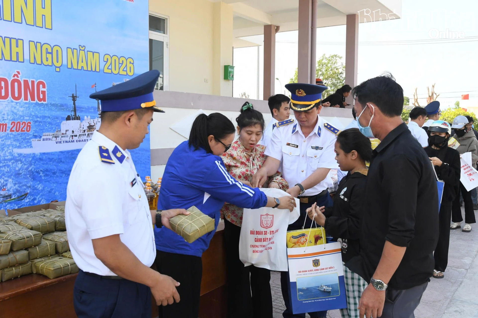 Phiên chợ 0 đồng hỗ trợ nhu yếu phẩn cho người dân có hoàn cảnh khó khăn tại chương trình.