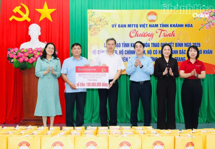 Bí thư Tỉnh ủy Nghiêm Xuân Thành tặng quà Tết cho các hộ nghèo trên địa bàn phường Bắc Nha Trang