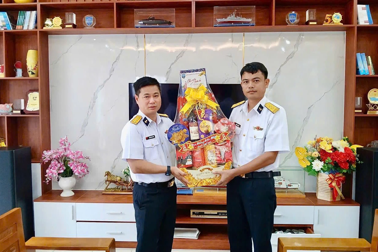 Đoàn công tác tặng quà Tết cho cán bộ, chiến sĩ Tiểu đoàn 458.