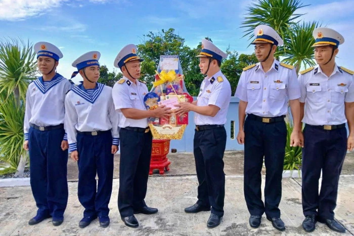 Vùng 4 Hải quân kiểm tra, chúc Tết các điểm đóng quân lẻ của Tiểu đoàn 458