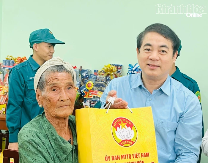 Bí thư Tỉnh ủy Nghiêm Xuân Thành trao quà Tết tại 2 xã Phước Dinh và Công Hải