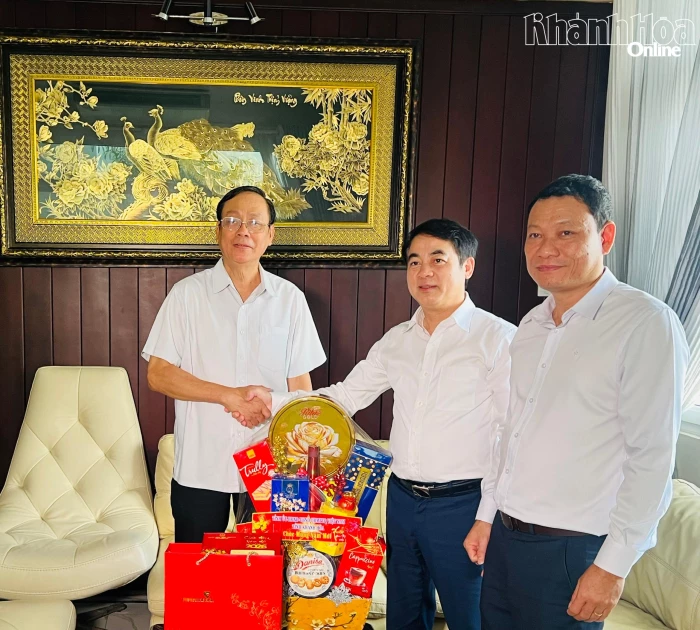 Bí thư Tỉnh ủy Khánh Hòa Nghiêm Xuân Thành thăm, chúc Tết gia đình các đồng chí nguyên lãnh đạo tỉnh