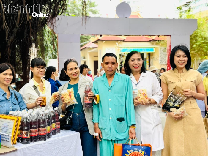 Bệnh viện Đa khoa Khánh Hòa tổ chức "Chợ Tết 0 đồng" cho 400 bệnh nhân