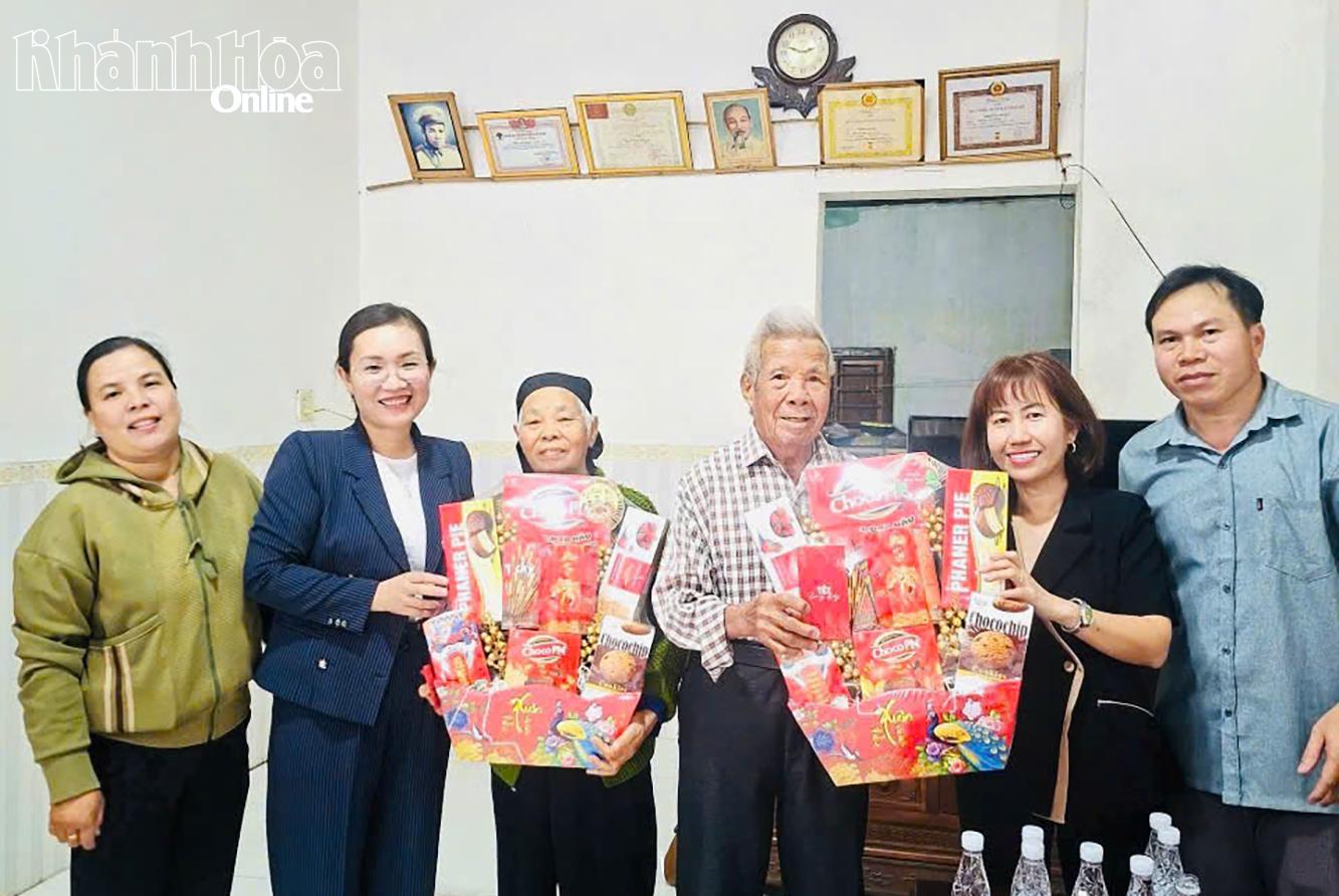 Lãnh đạo Đảng ủy xã trao quà cho ông Nông Văn Duyệt 60 tuổi đảng và vợ Hà Thị Sao 58 tuổi Đảng ở thôn Suối Lách.